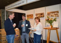 Carel en Angela Bouma (midden en rechts) vertelden bezoekers graag wat meer over de nieuw tak van sport bij Carel Bouma Biologischpootgoed: biologische sierteeltproducten.